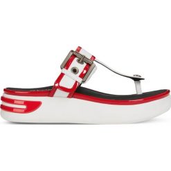 Geox Ottaya Japonki Czerwony Biały. Czerwone klapki damskie Geox, w paski, ze skóry, bez obcasa, na platformie. Za 430,95 zł.