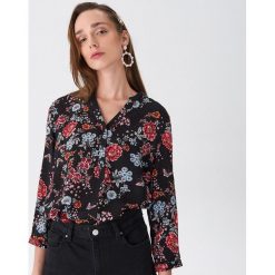 Bluzka w kwiatowy wzór - Wielobarwny. Bluzki damskie House, s, bez wzorów, bez kołnierzyka, bez rękawów. W wyprzedaży za 39,99 zł.