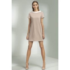 Beżowa Sukienka Mini w stylu Lat 60-tych. Brązowe sukienki Molly.pl, na imprezę, xxl, w geometryczne wzory, z tkaniny, eleganckie, z krótkim rękawem, mini, oversize. Za 135,90 zł.