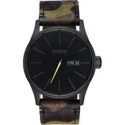 Zegarek kwarcowy "Sentry Leather" w kolorze czarno-oliwkowym. Brązowe, analogowe zegarki męskie Nixon, ze stali. W wyprzedaży za 219,95 zł.