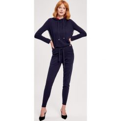 2-częściowy zestaw w kolorze granatowym - bluza, spodnie. Niebieskie bluzy damskie ZOCHA, m. W wyprzedaży za 349,95 zł.