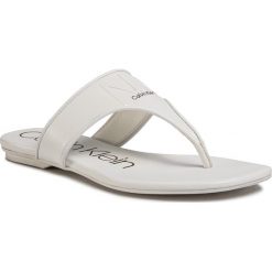 Japonki CALVIN KLEIN - Sabre 2 B4E7903 White. Białe klapki damskie Calvin Klein, bez wzorów, ze skóry ekologicznej, bez obcasa, na obcasie. Za 379,00 zł.