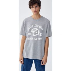 Koszulka Marc Márquez z kaskiem. Szare koszulki męskie Pull&Bear, m, bez wzorów, bez kołnierzyka, z krótkim rękawem, krótkie. Za 59,90 zł.