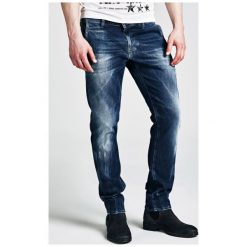 Jeansy Typu Slim Model Chino. Szare jeansy męskie marki Guess, bez wzorów, z obniżonym stanem. Za 549,00 zł.