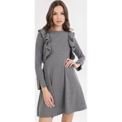 Szara Sukienka Kylienne. Szare sukienki damskie Born2be, s, bez wzorów, z dzianiny, bez kołnierzyka, bez rękawów. Za 89,99 zł.