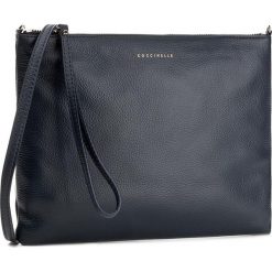 Torebka COCCINELLE - AV3 Pochette E5 AV3 55 69 07 Bleu 011. Niebieskie listonoszki damskie Coccinelle. W wyprzedaży za 379,00 zł.