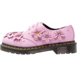 Dr. Martens 1461 3 EYE SHOE Oksfordki mallow pink. Czerwone jazzówki damskie Dr. Martens, bez wzorów, z gumy, eleganckie, bez obcasa, na sznurówki. W wyprzedaży za 479,40 zł.