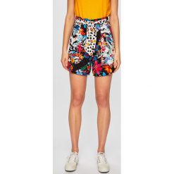 Desigual - Szorty. Czarne szorty damskie Desigual, z haftami, z wiskozy, casualowe, z podwyższonym stanem. W wyprzedaży za 179,90 zł.