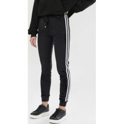 Czarne Spodnie Calirianne. Czarne spodnie damskie Born2be, s, z dresówki. Za 59,99 zł.