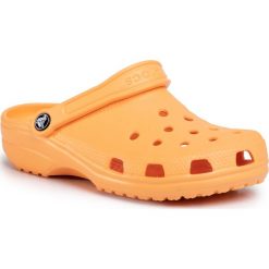 Klapki CROCS - Classic 10001 Cantaloupe. Pomarańczowe klapki damskie Crocs, bez wzorów, z tworzywa sztucznego, bez obcasa. Za 179,00 zł.