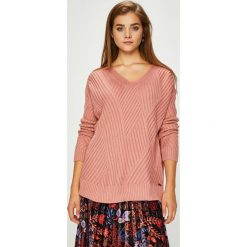 Pepe Jeans - Sweter. Różowe swetry klasyczne damskie marki Pepe Jeans, s, z jeansu. W wyprzedaży za 179,90 zł.