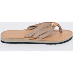 Tommy Hilfiger - Japonki. Brązowe klapki damskie TOMMY HILFIGER, bez wzorów, ze skóry, bez obcasa, na obcasie. W wyprzedaży za 139,90 zł.