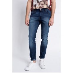 Wrangler - Jeansy Larston Blaze Baza. Niebieskie jeansy męskie slim marki Wrangler, z aplikacjami, z bawełny. Za 329,90 zł.