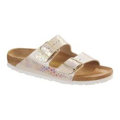 Klapki w kolorze kremowym. Klapki damskie Birkenstock. W wyprzedaży za 219,95 zł.