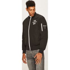 Calvin Klein Jeans - Kurtka bomber CK50. Czarne płaszcze męskie Calvin Klein Jeans, m, bez wzorów, z elastanu, krótkie, bez kaptura. W wyprzedaży za 519,90 zł.