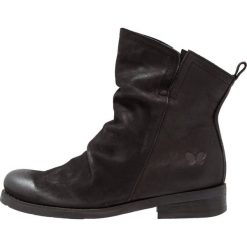 Felmini SERPA Botki wax black. Czarne botki damskie marki Felmini, ze skóry, klasyczne, bez obcasa, bez zapięcia. Za 529,00 zł.