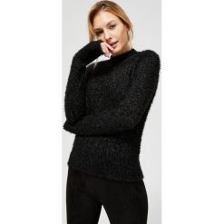 Sweter typu miś z metaliczną nitką. Czarne swetry damskie Moodo, xs, bez wzorów, z poliesteru, z długim rękawem, długie, bez kaptura. Za 39,99 zł.