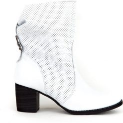 Botki - skóra naturalna - model 496 - kolor biały. Białe botki damskie Zapato, ze skóry, bez obcasa, bez zapięcia. W wyprzedaży za 299,25 zł.
