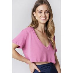 NA-KD Basic Krótki T-shirt z dekoltem V - Pink. Różowe t-shirty damskie marki NA-KD Basic, bez wzorów, z bawełny, bez kołnierzyka. W wyprzedaży za 20,47 zł.