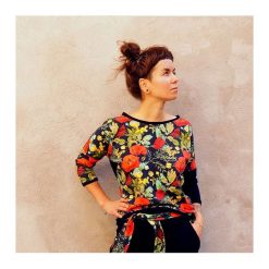 Bluza damska - Czerwone Maki. Czerwone bluzy damskie Mimi Monster, bez wzorów, bez rękawów, bez kaptura. Za 179,00 zł.