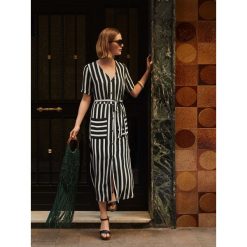 Sukienka midi w pasy. Zielone sukienki damskie Top Secret, na co dzień, na lato, w paski, eleganckie, z dekoltem w serek, z krótkim rękawem, krótkie, midi. W wyprzedaży za 59,99 zł.