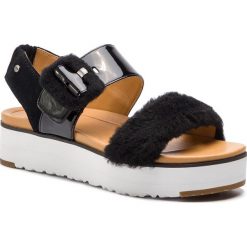 Sandały UGG - W Fluff Chella 1099815 W/Blk. Czarne klapki damskie Ugg, bez wzorów, ze skóry, bez obcasa. W wyprzedaży za 499,00 zł.