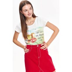 T-SHIRT DAMSKI Z NADRUKIEM. Białe t-shirty damskie TROLL, l, z nadrukiem, bez kołnierzyka. W wyprzedaży za 14,99 zł.