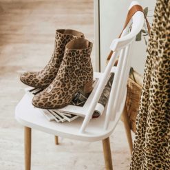 Botki - skóra naturalna - model 454 - kolor panterka. Botki damskie Zapato, na wiosnę, ze skóry, eleganckie, za kostkę, na wysokim obcasie, na obcasie, na zamek. W wyprzedaży za 299,25 zł.