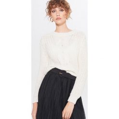 Sweter z połyskującą nicią - Kremowy. Białe swetry damskie Mohito, s, bez wzorów, bez rękawów, bez kaptura. W wyprzedaży za 39,99 zł.