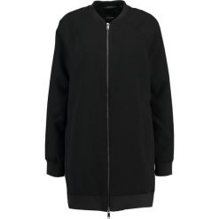 Opus HANA Kurtka wiosenna black. Czarne kurtki damskie Opus, bez wzorów, z elastanu. W wyprzedaży za 356,30 zł.