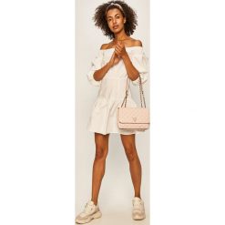 Guess Jeans - Torebka. Różowe listonoszki damskie Guess Jeans, w paski, z bawełny, z aplikacjami. W wyprzedaży za 439,90 zł.