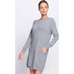 Jasnoszara Sukienka El Canto. Szare sukienki dzianinowe marki Born2be, l, z okrągłym kołnierzem, z długim rękawem, mini, dopasowane. Za 69,99 zł.