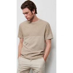 T-shirt z łączonych materiałów - Beżowy. Brązowe t-shirty męskie Reserved, s, bez wzorów, z materiału, bez kołnierzyka. W wyprzedaży za 39,99 zł.