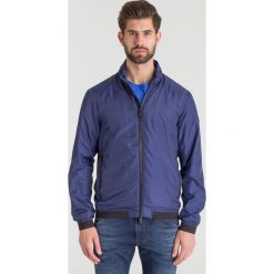 Granatowa męska bomberka Emporio Armani we wzór. Niebieskie płaszcze męskie Emporio Armani, na lato, m, z aplikacjami, bez kaptura. Za 515,60 zł.