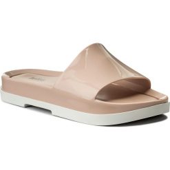 Klapki MELISSA - Beach Slide Platform A 32350 White/Pink 50600. Różowe klapki damskie Melissa, bez wzorów, z tworzywa sztucznego, bez obcasa. W wyprzedaży za 249,00 zł.
