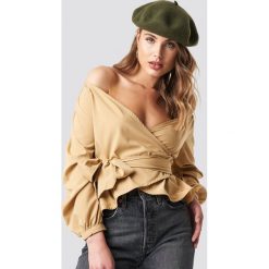 NA-KD Koszula odsłaniająca ramiona - Beige. Brązowe koszule wiązane damskie NA-KD, z długim rękawem. Za 121,95 zł.
