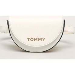Tommy Hilfiger - Nerka. Białe nerki damskie TOMMY HILFIGER, w paski, ze skóry ekologicznej, małe, z aplikacjami. Za 449,90 zł.
