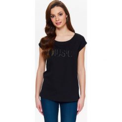 T-SHIRT KRÓTKI RĘKAW DAMSKI, Z HAFTOWANYM NAPISEM. Czarne t-shirty damskie marki Top Secret, z haftami, eleganckie. W wyprzedaży za 29,99 zł.