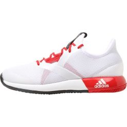 Adidas Performance ADIZERO DEFIANT BOUNCE Obuwie do tenisa Outdoor white. Białe buty trekkingowe damskie marki adidas Performance, z tworzywa sztucznego, outdoorowe. W wyprzedaży za 381,65 zł.