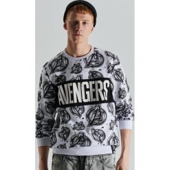 Bluza Avengers - Biały. Białe bluzy męskie Cropp, s, z motywem z bajki, bez kołnierzyka, bez rękawów, bez kaptura. Za 99,99 zł.