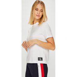 Calvin Klein Jeans - Top. Brązowe bluzki damskie Calvin Klein Jeans, s, bez wzorów, z bawełny, z okrągłym kołnierzem, z krótkim rękawem. W wyprzedaży za 119,90 zł.