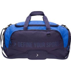 Torba sportowa TPU607 - ciemny granatowy - Outhorn. Niebieskie torby podróżne Outhorn, w paski, z gumy, sportowe. W wyprzedaży za 59,99 zł.