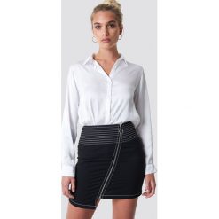 NA-KD Trend Spódnica z kontrastowymi szwami - Black. Czarne spódniczki damskie marki NA-KD Trend, bez wzorów, mini, asymetryczne. Za 121,95 zł.