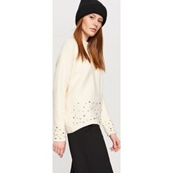 Sweter z biżuteryjną ozdobą - Kremowy. Białe swetry klasyczne damskie marki Reserved, l. Za 89,99 zł.