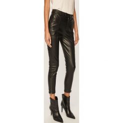 Pepe Jeans - Spodnie Selma. Czarne spodnie damskie Pepe Jeans, s, bez wzorów, z poliesteru, casualowe. Za 359,90 zł.