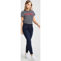 T-shirty damskie: Second Script Petite OUI OUI LOGO TEE Tshirt z nadrukiem navy/white