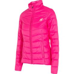 Kurtka puchowa damska KUDP203 - fuksja. Czerwone kurtki damskie 4f, bez wzorów, z puchu, bez kaptura, primaloft. Za 249,99 zł.
