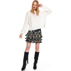 Sweter z włosem. Białe swetry damskie Top Secret, na zimę, bez wzorów, z dzianiny, z długim rękawem, długie, bez kaptura. W wyprzedaży za 59,99 zł.