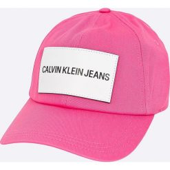 Calvin Klein Jeans - Czapka. Różowe czapki damskie marki Calvin Klein Jeans, z bawełny. W wyprzedaży za 129,90 zł.