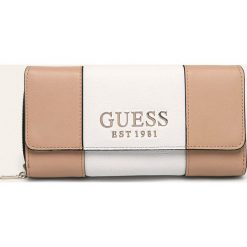 Guess Jeans - Portfel. Białe portfele damskie Guess Jeans, z aplikacjami, z poliesteru. Za 289,90 zł.